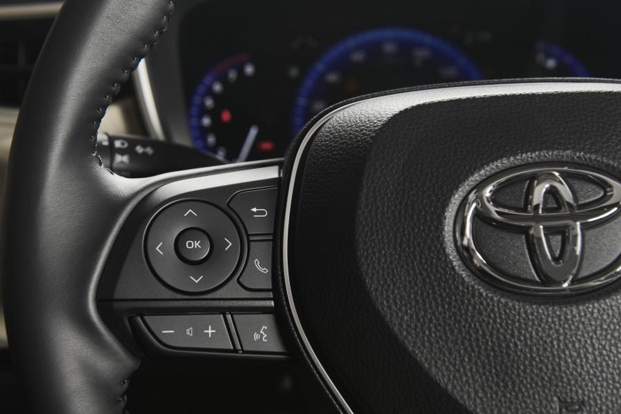 Детали интерьера Toyota Corolla Hybrid Sedan 2019 года  (NA) (фото 39 из 44)
